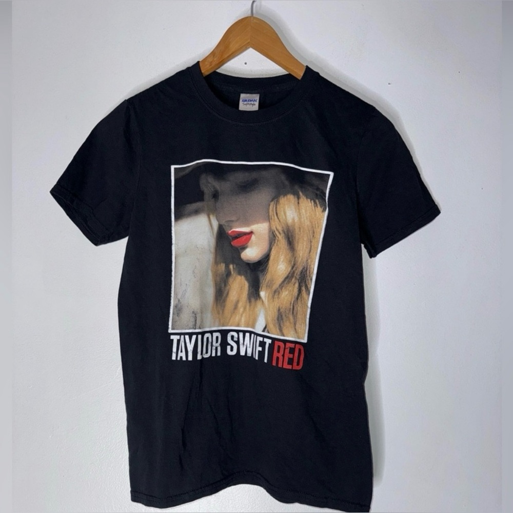 Taylor Swift Red Black Short Sleeve T-shirt Size Small - Picture 1 of 4